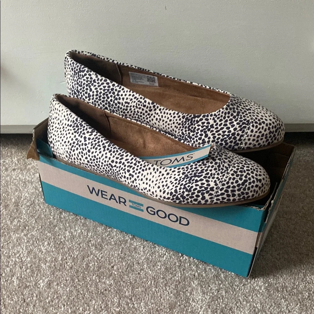 NWT. Tom’s Fey Beige Mini Cheetah Suede Flat